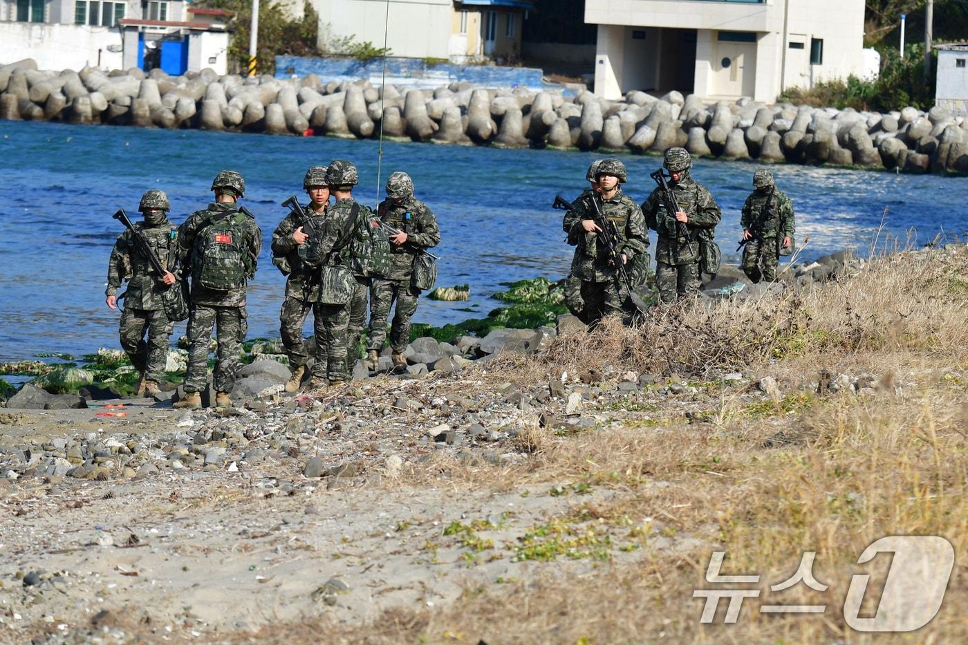 해병대 1사단 장병들이 27일 오후 경북 포항시 남구 임곡해안에서 마약류 의심 물질 수색 작전을 펼치고 있다.  2025.11.27/뉴스1 ⓒ News1 최창호 기자