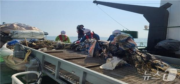 본문 이미지 - 부유쓰레기 수거 장면 (인천시 제공.재판매 및 DB금지)