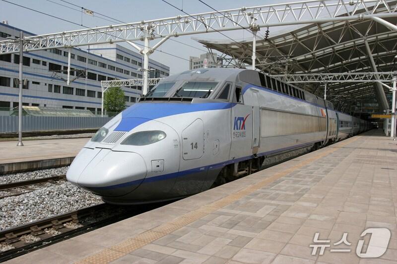 본문 이미지 - 한국철도공사&#40;코레일&#41;가 표 없이 열차를 탔을 때 내야 하는 부가운임을 2배로 높인 결과 부정승차가 큰 폭으로 줄었다고 밝혔다.