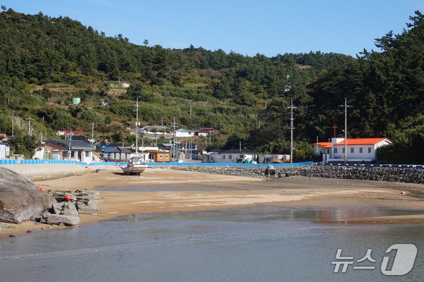 선착장에서 본 성남마을. 2025.11.28/뉴스1 ⓒ News1 조영석 기자