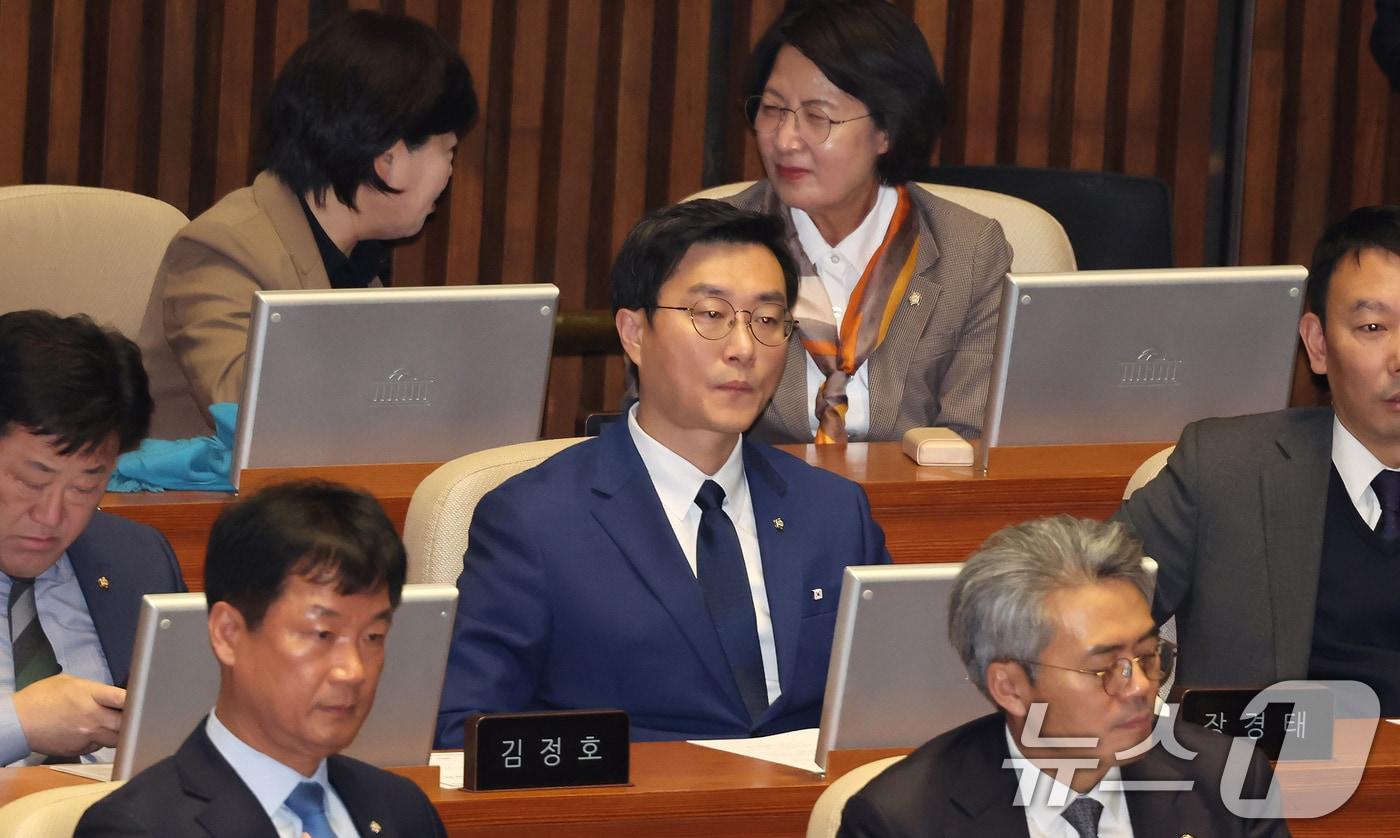 장경태 더불어민주당 의원이 27일 서울 여의도 국회에서 열린 제429회국회(정기회) 제13차 본회의에 참석해 자리에 앉아 있다. 경찰에 지난 25일 장 의원에 대한 준강제추행 혐의 고소장이 접수된 것으로 알려졌다. 2025.11.27/뉴스1 ⓒ News1 장수영 기자