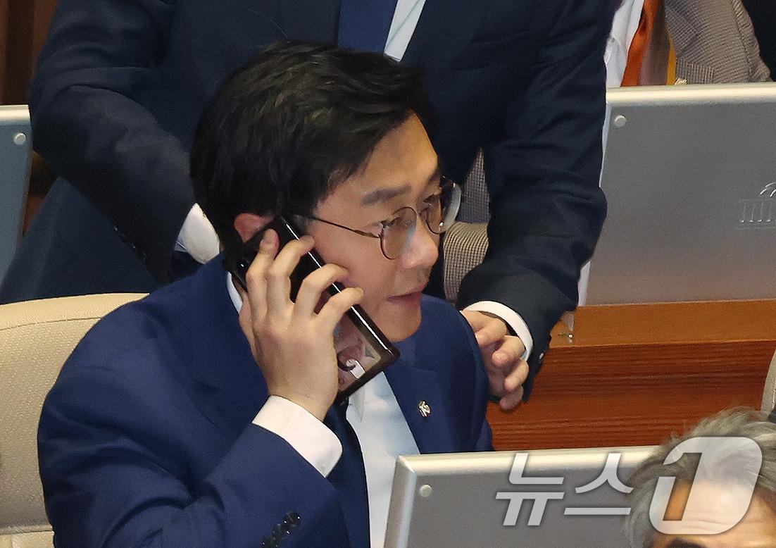 본문 이미지 - 장경태 더불어민주당 의원이 27일 서울 여의도 국회에서 열린 제429회국회&#40;정기회&#41; 제13차 본회의에 참석해 통화를 하고 있다.2025.11.27/뉴스1 ⓒ News1 장수영 기자
