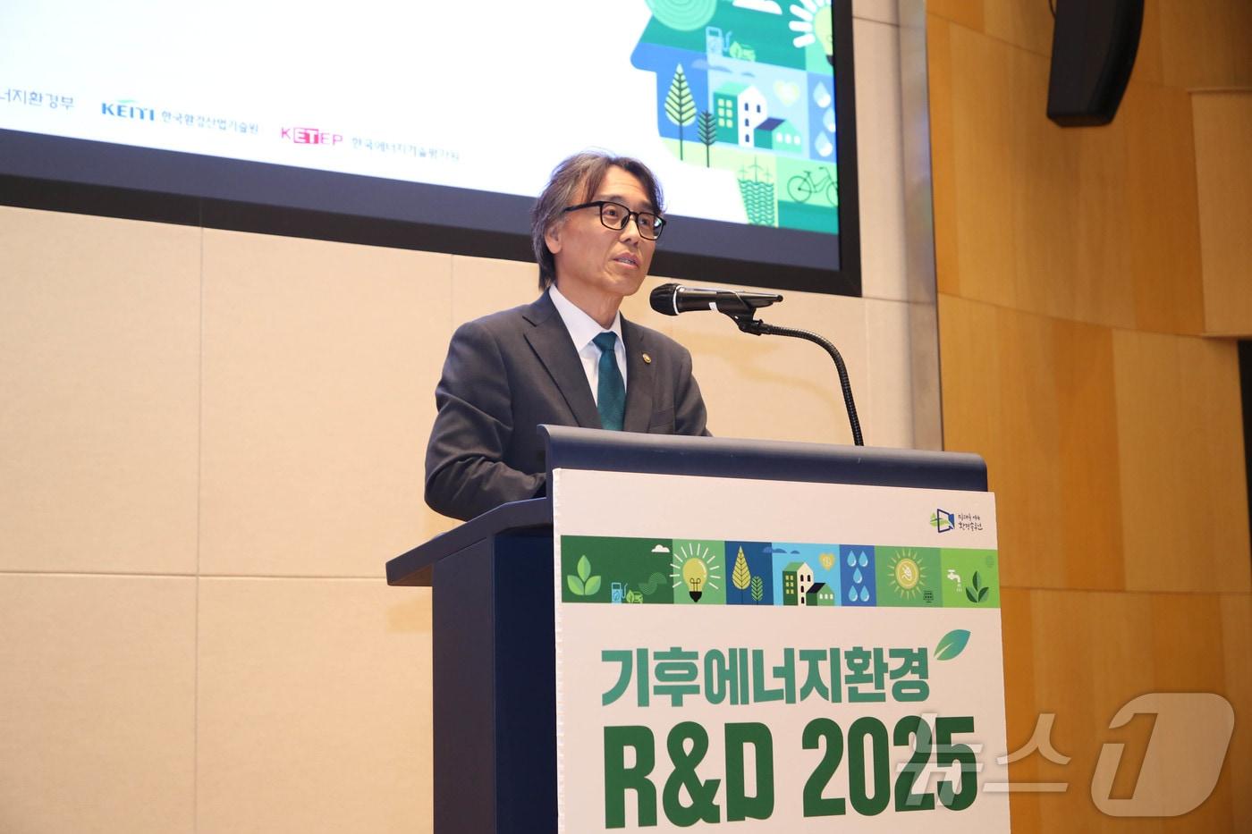 본문 이미지 - 금한승 기후에너지환경부 1차관이 27일 서울 송파구 소재 롯데타워 SKY31에서 열린 `기후·에너지·환경 R&D 2025`에서 기념사를 하고 있다. (기후에너지환경부 제공. 재판매 및 DB 금지) 2025.11.27/뉴스1