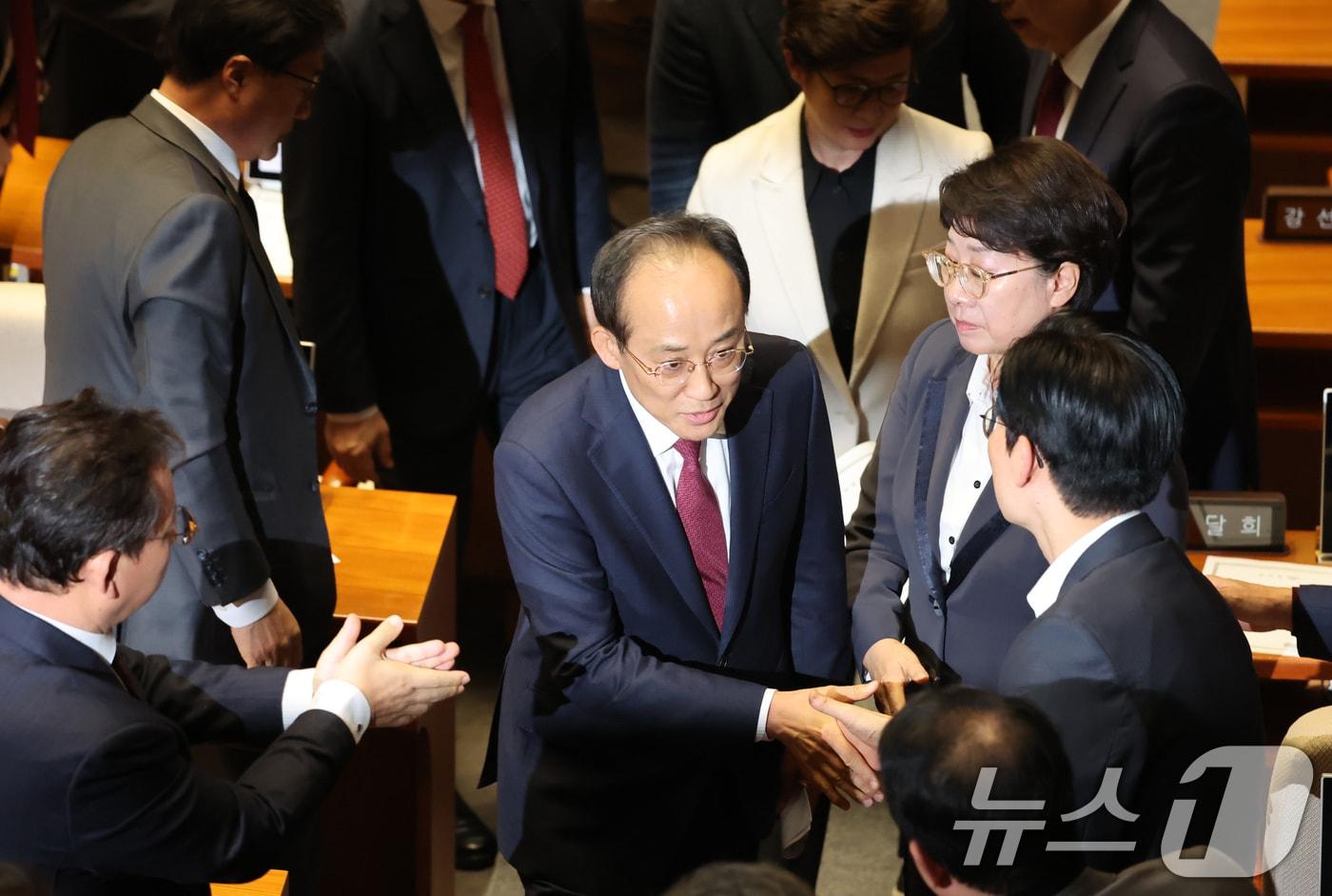 본문 이미지 - 추경호 전 국민의힘 원내대표가 지난 11월 27일 서울 여의도 국회에서 열린 제429회 국회(정기회) 제13차 본회의에서 자신의 체포동의안 표결 관련 신상발언을 마친 뒤 의원들과 악수하며 회의장을 떠나고 있다. 2025.11.27/뉴스1 ⓒ News1 장수영 기자
