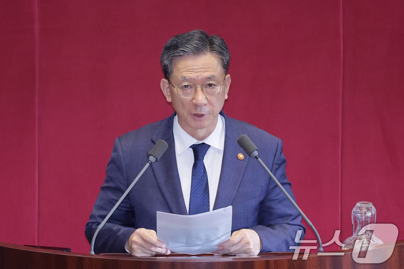 정성호 법무부 장관이 27일 서울 여의도 국회에서 열린 제429회국회(정기회) 제13차 본회의에서 추경호 국민의힘 의원 체포동의요청 이유 설명을 하고 있다. 2025.11.27/뉴스1 ⓒ News1 신웅수 기자