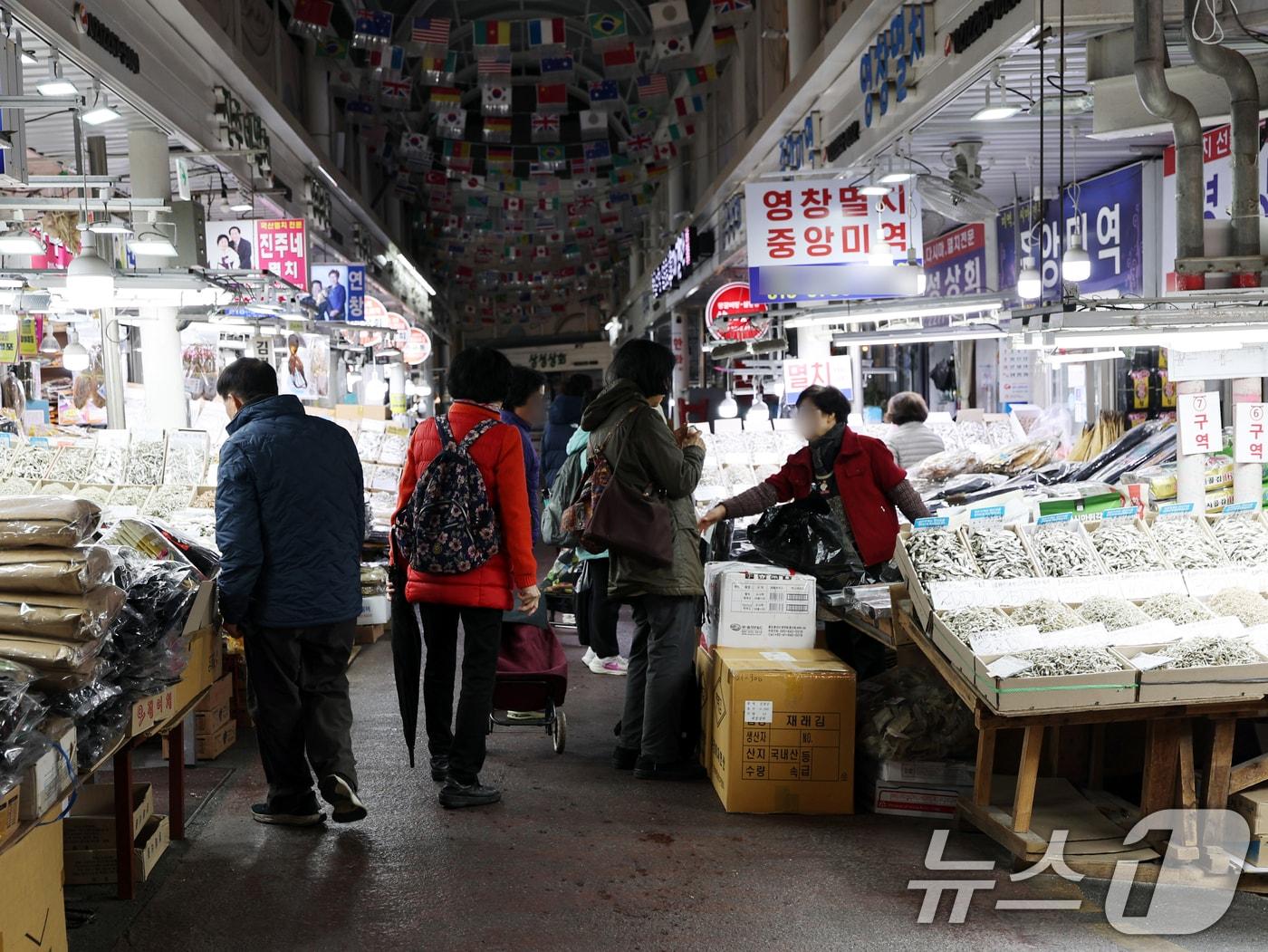 본문 이미지 - 27일 서울 시내 한 전통시장에서 시민들이 장을 보고 있다. 2025.11.27/뉴스1 ⓒ News1 황기선 기자