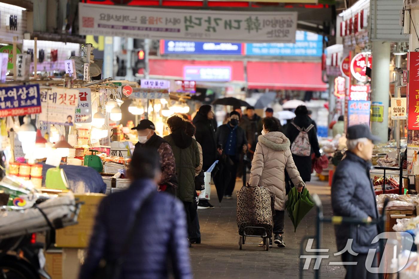 서울 시내 한 전통시장에서 시민들이 장을 보고 있다. 2025.11.27/뉴스1 ⓒ News1 황기선 기자