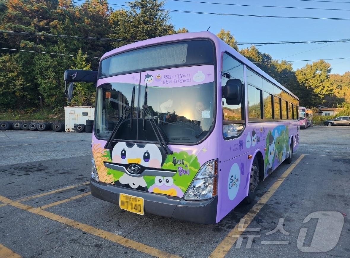 본문 이미지 - 순천시가 한시적으로 운영하는 '루미뚱이x몰랑이' 캐릭터 버스 외관. (순천시 제공. 재판매 및 DB금지) ⓒ News1 김성준 기자