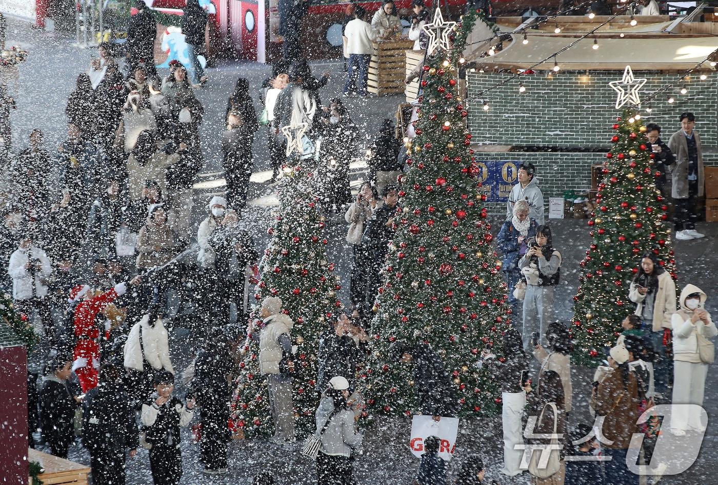 지난달 부산 해운대구 영화의전당에서 열린 &#39;크리스마스 빌리지 부산 2025&#39;.  크리스마스인 오는 25일까지 열린다. 2025.11.27/뉴스1 ⓒ News1 윤일지 기자