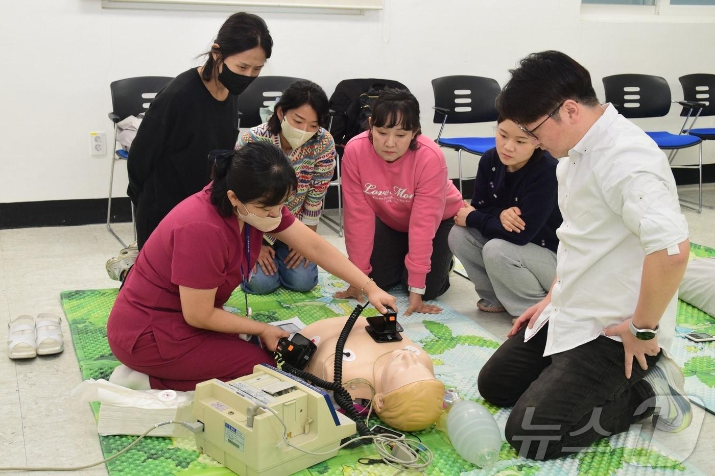 본문 이미지 - 심폐소생술 교육 장면(자료사진) ⓒ 뉴스1 
