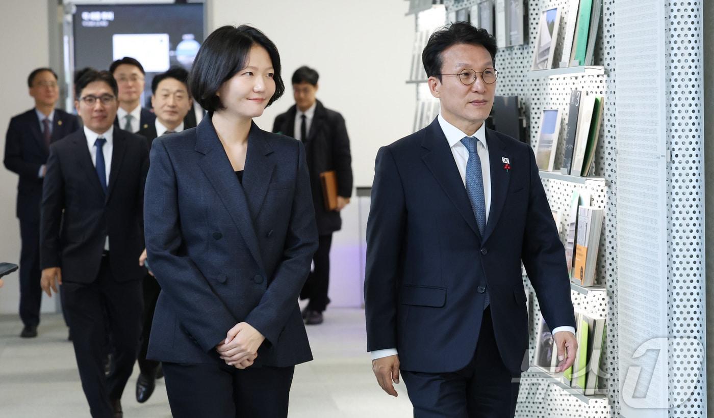 김민석 국무총리가 27일 오후 세종시 네이버 데이터센터 각(閣) 세종을 방문하여 최수연 네이버 대표와 현장시찰에 나서고 있다. 2025.11.27/뉴스1 ⓒ News1 김기남 기자