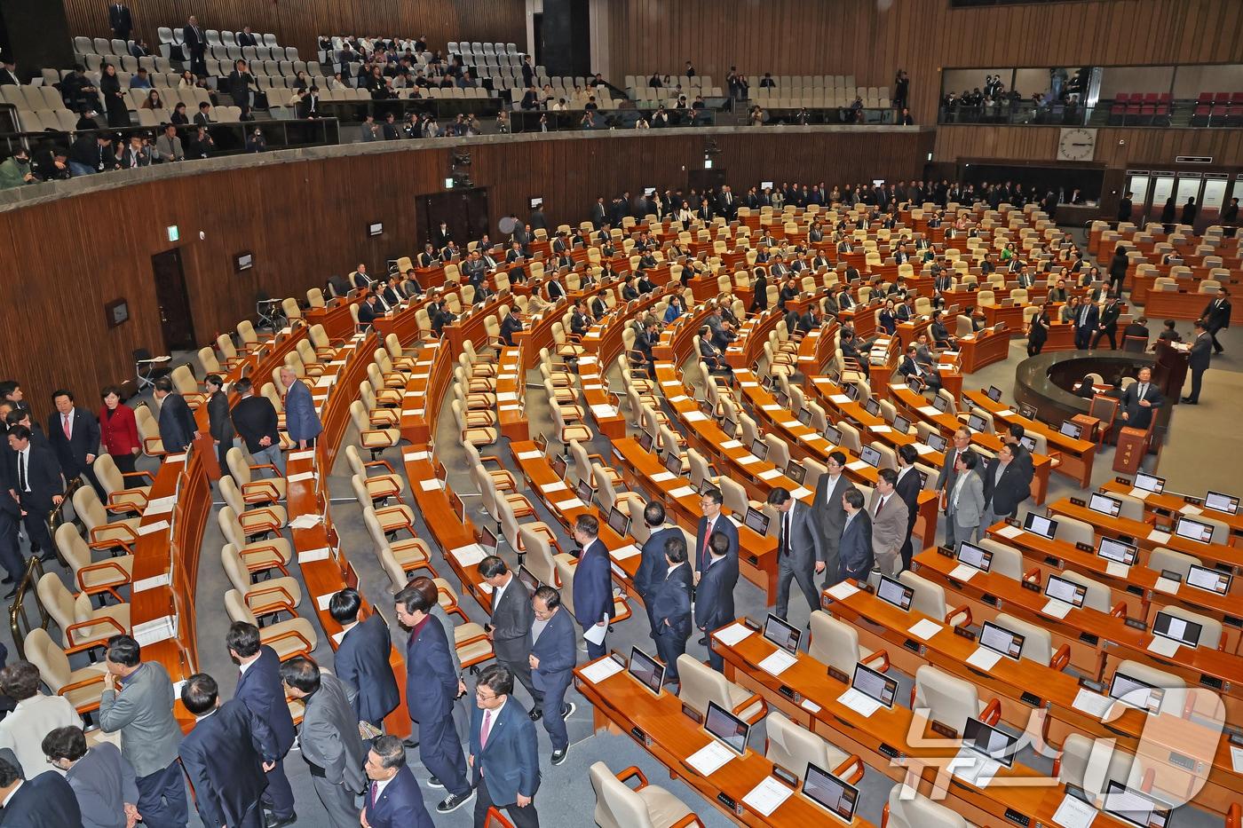 27일 서울 여의도 국회에서 열린 제429회국회&#40;정기회&#41; 제13차 본회의에서 추경호 의원 체포동의안 표결을 앞두고 본회의장을 떠나고 있다. 2025.11.27/뉴스1 ⓒ News1 장수영 기자