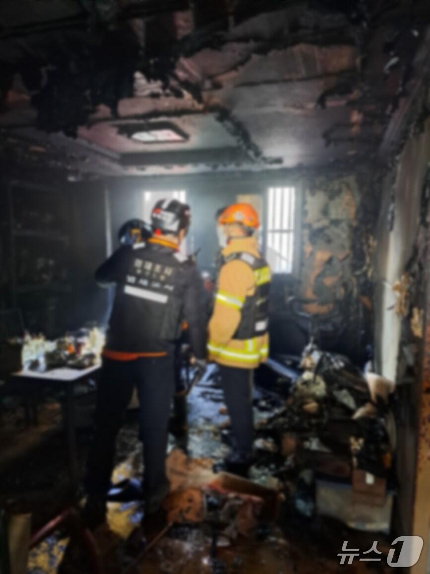 본문 이미지 - 27일 오전 화재가 발생한 부산 강서구 한 원룸 모습 (경찰 제공. 재판매 및 DB금지)