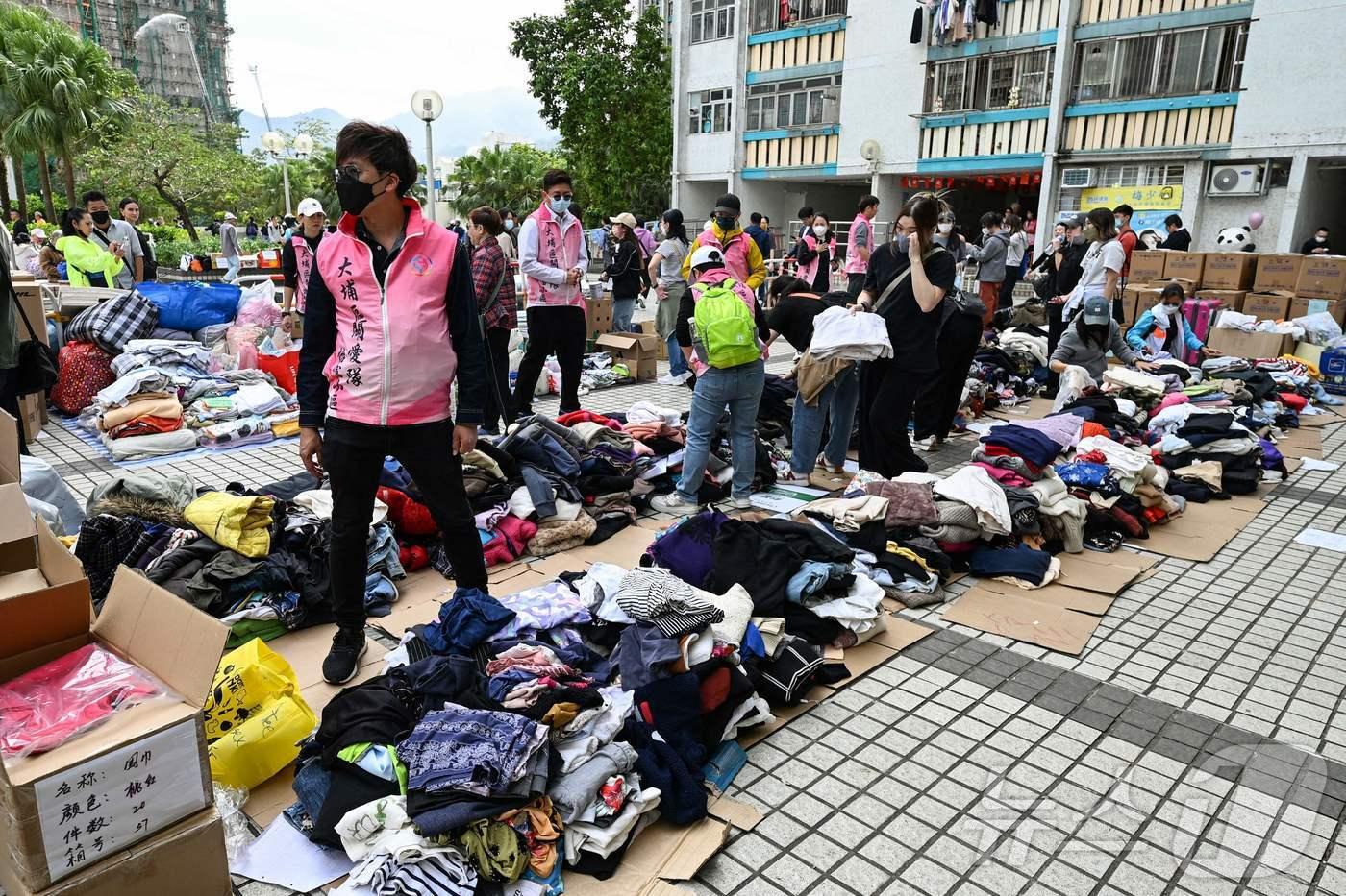 27일&#40;현지시간&#41; 홍콩 북부 타이포의 &#39;왕 푹 코트&#39;&#40;Wang Fuk Court&#41; 아파트 단지에 대형 화재가 발생한 이후 자원봉사자들이 기부받은 옷을 나눠주고 있다. 2025. 11. 27. ⓒ AFP=뉴스1 ⓒ News1 양은하 기자
