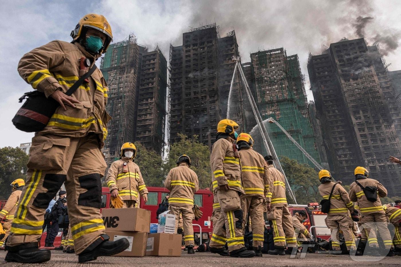 27일&#40;현지시간&#41; 홍콩 북부 타이포의 &#39;왕 푹 코트&#39;&#40;Wang Fuk Court&#41; 아파트 단지에 대형 화재가 발생한 가운데 소방관들이 실종자 수색을 준비하고 있다. 2025. 11. 27. ⓒ AFP=뉴스1 ⓒ News1 양은하 기자