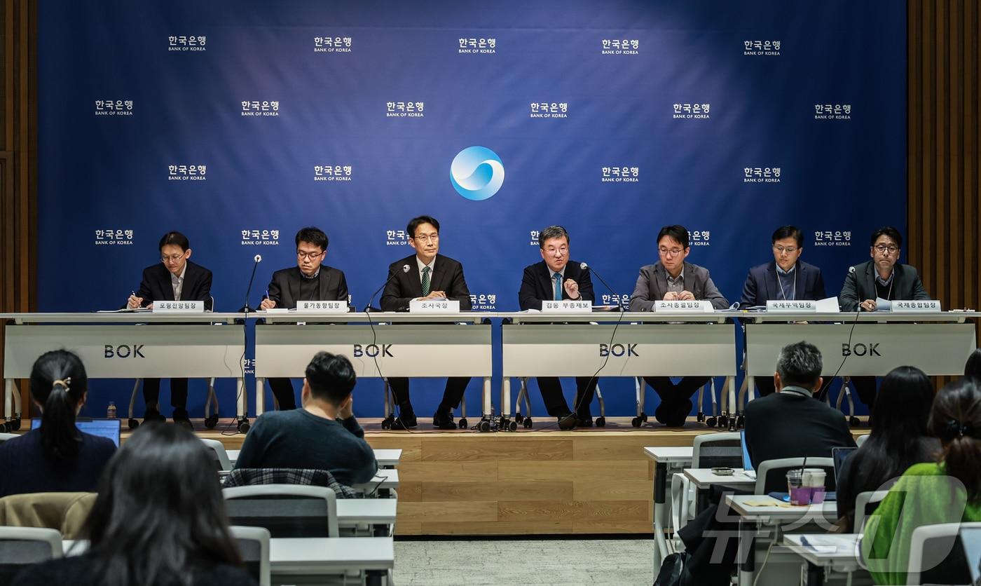 한국은행은 27일 오후 서울 중구 한국은행에서 열린 경제전망 설명회를 개최했다고 밝혔다. 왼쪽부터 박경훈 모형전망팀장, 가국 물가동향팀장, 이지호 조사국장, 김웅 부총재보, 박창현 조사총괄팀장, 백재민 국제무역팀장, 박세준 국제종합팀장. &#40;한국은행 제공. 재판매 및 DB 금지&#41; 2025.11.27/뉴스1