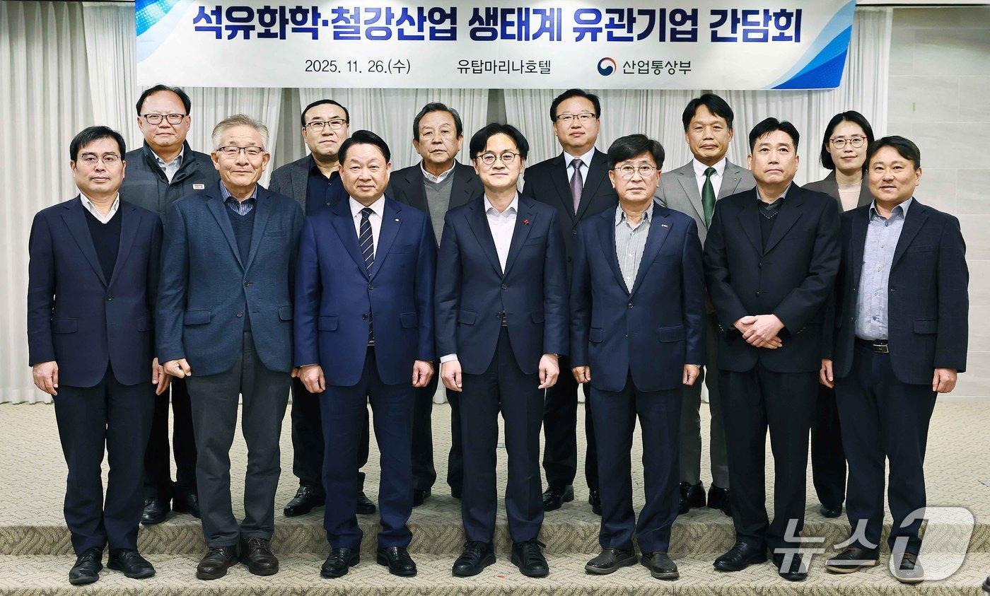 여수상공회의소가 지난 26일 김정관 산업통상자원부 장관과 간담회를 갖은 후 기념사진을 촬영하고 있다. &#40;여수상의 제공. 재판매 및 DB금지&#41;