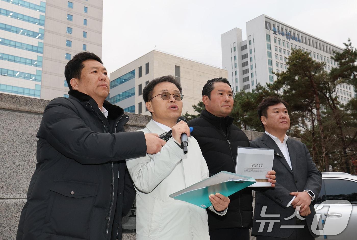 이재명 대통령이 이화영 전 경기도평화부지사 재판에서 집단 퇴정한 검사들에 대해 감찰을 지시한 가운데 27일 경기 수원시 영통구 수원지방법원 앞에서 이화영 전 부지사 측 변호인단이 재판부 기피 신청 후 집단 퇴정한 검사들에 대한 법정 모욕죄 및 직무유기죄 고발 관련 기자회견을 하고 있다. 2025.11.27/뉴스1 ⓒ News1 김영운 기자