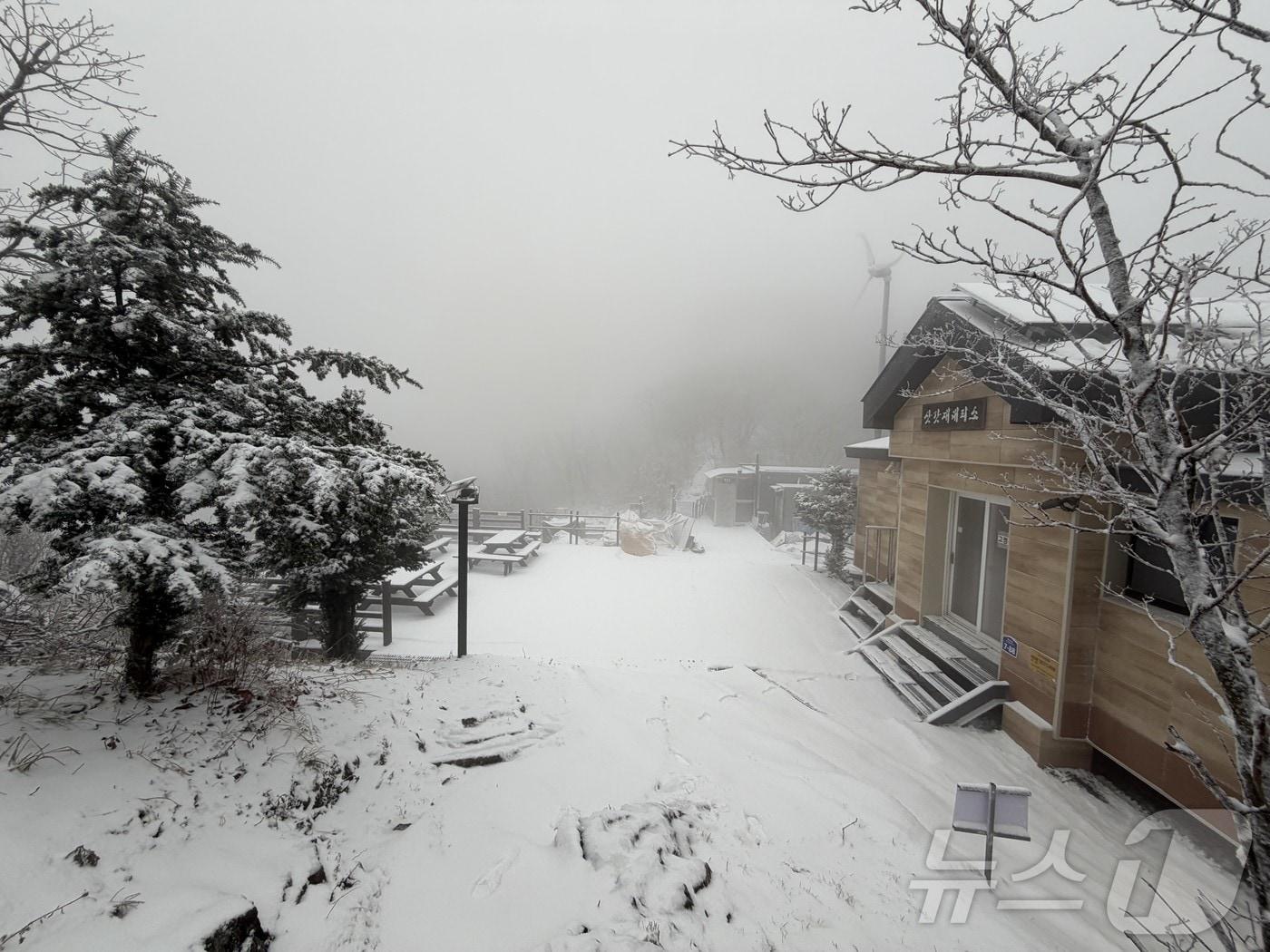 본문 이미지 - 전북 무주군에 위치한 덕유산 삿갓재 대피소 앞에 눈이 쌓였다.&#40;덕유산국립공원 제공. 재판매 및 DB 금지&#41; 2025.11.27/뉴스1 ⓒ News1 장수인 기자