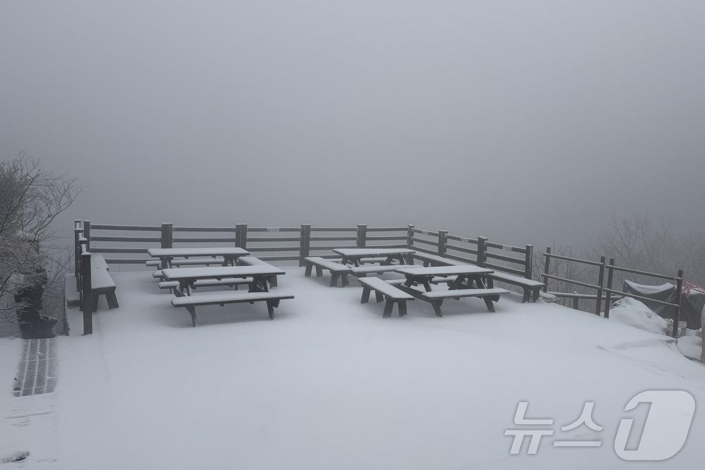 전북 무주군 덕유산에 눈이 쌓인 모습.&#40;덕유산국립공원사무소 제공. 재판매 및 DB 금지&#41; 2025.11.27/뉴스1 ⓒ News1 장수인 기자
