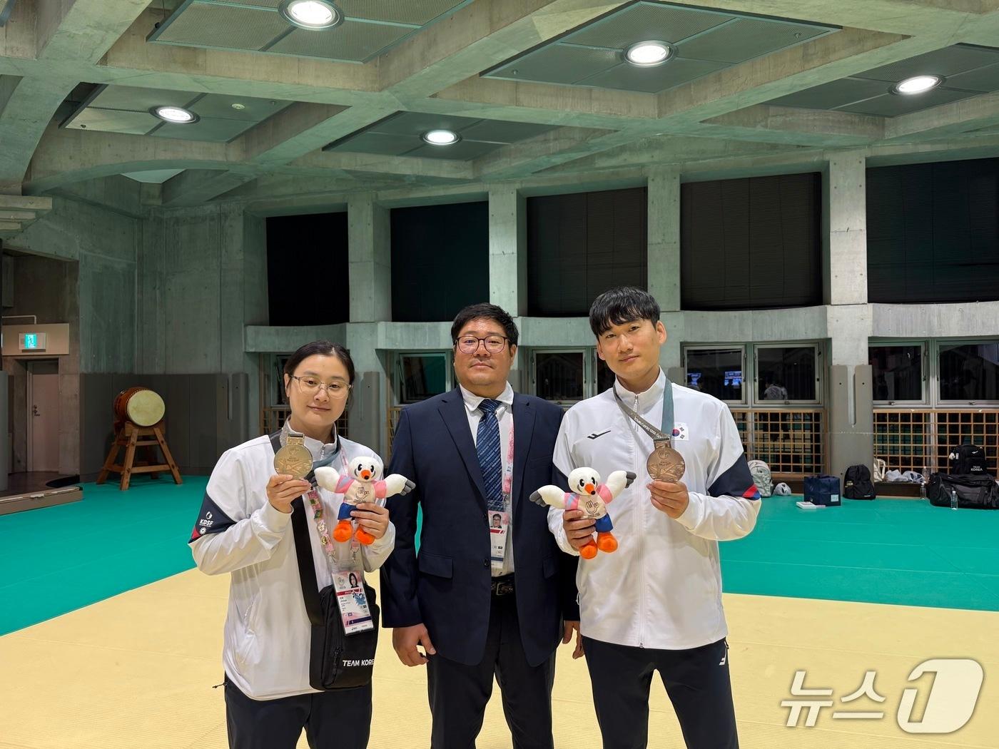 본문 이미지 - 가라테 대표팀 정권홍 총감독&#40;가운데&#41;과 동메달을 목에 건 김진희&#40;왼쪽&#41;·최의석 선수가 기념촬영을 하고 있는 모습.&#40;가라테 협회측 제공&#41;