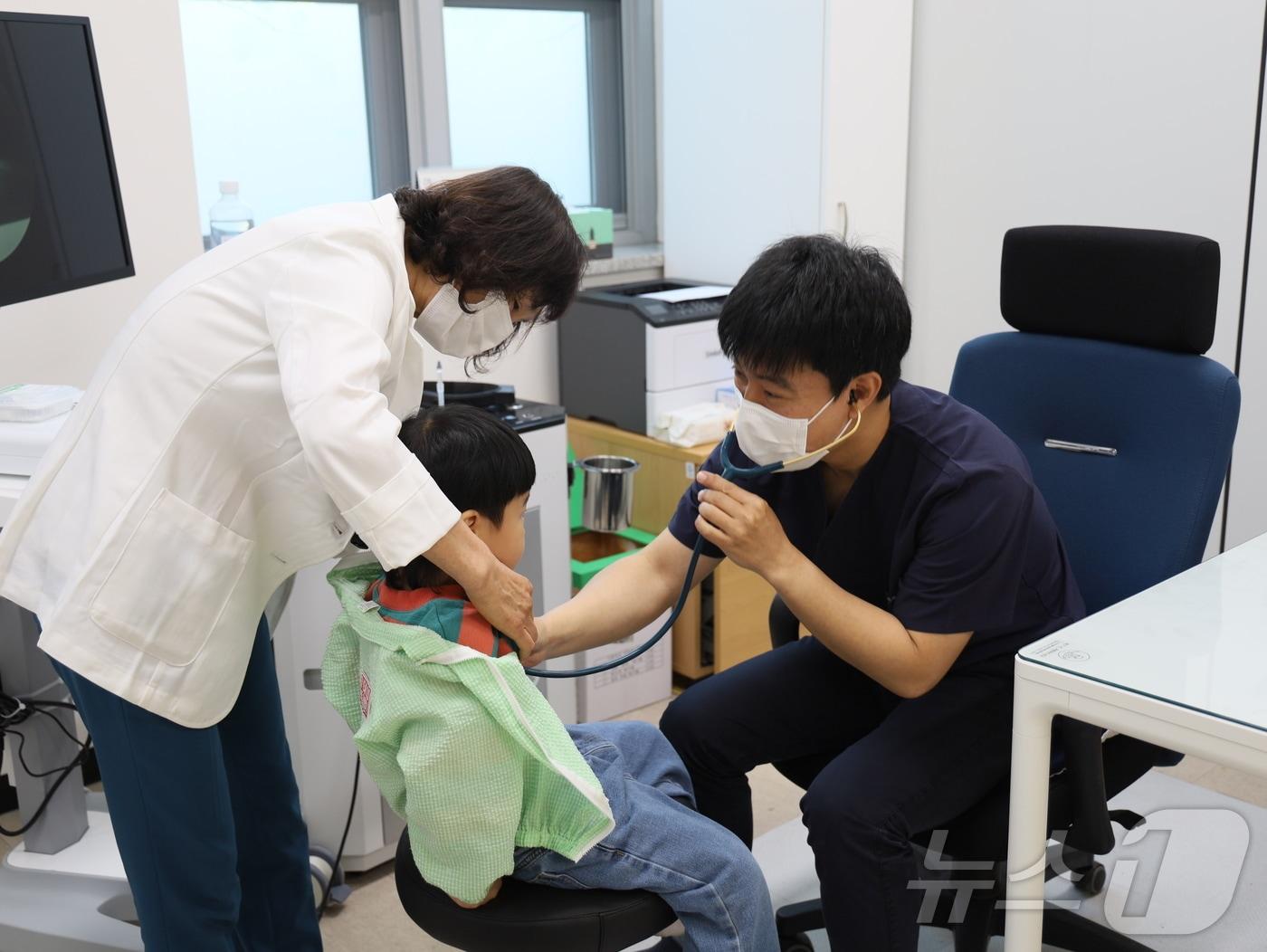 본문 이미지 - 곡성군이 고향사랑기부금으로 운영하는 &#39;곡성에서 매일 만나는 소아과&#39;를 찾은 아이가 진료를 받고 있다. &#40;곡성군 제공. 재판매 및 DB금지&#41; ⓒ News1