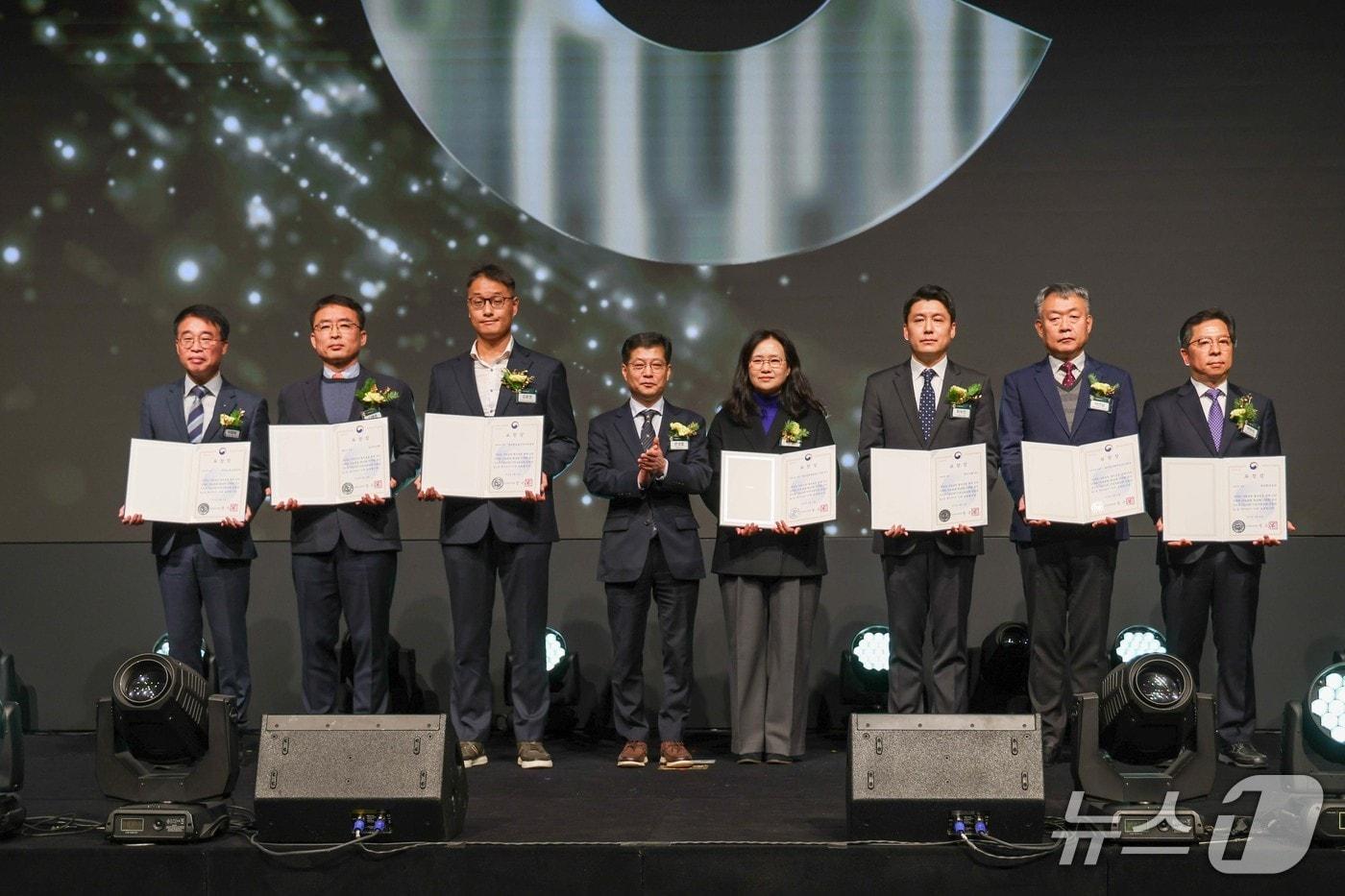 마사회가 지난 25일 서울 엘타워에서 열린 &#39;2025 지역사회공헌 인정의 날&#39; 기념행사에서 보건복지부 장관 표창을 받았다. 왼쪽에서 두번째 한국마사회 김병춘 국민소통부장의 모습. &#40;한국마사회 제공&#41;