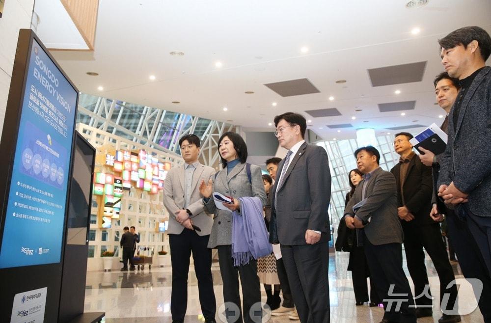 본문 이미지 - 인천경제청은 27일 송도지타워에서 윤원석 인천경제청장, 한미숙 헤리트 대표 등이 참여한 가운데, IFEZ 제로에너지스마트시티 통합플랫폼 구축사업 시연회를 개최했다. &#40;인천경제청 제공.재판매 및 DB금지&#41;