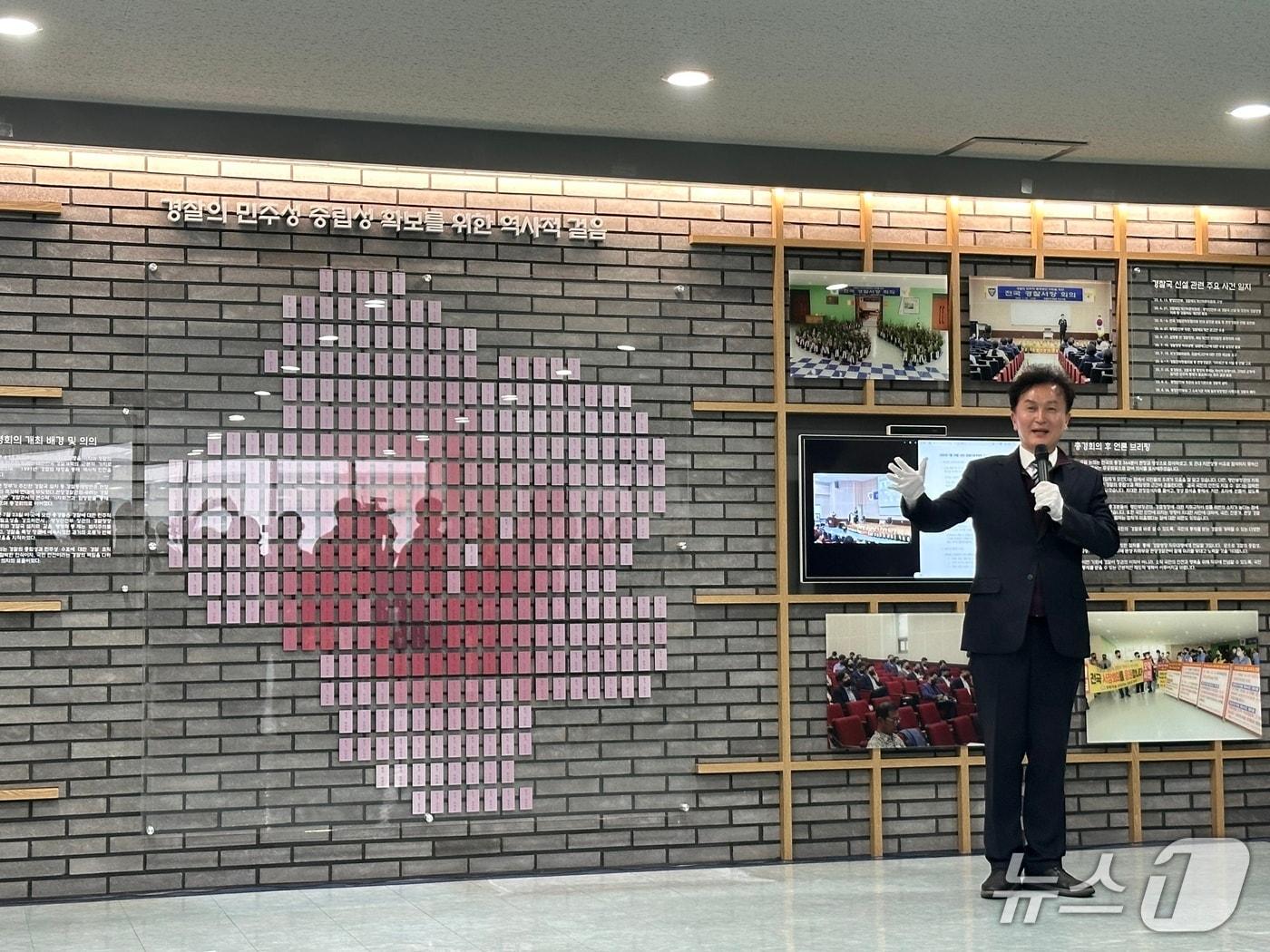 본문 이미지 - 류삼영 전 총경&#40;더불어민주당 동작구을 지역위원장&#41;이 충남 아산 경찰인재개발연구원에서 열린 전국 총경회의 전시대 제막식에서 발언을 하고 있다.