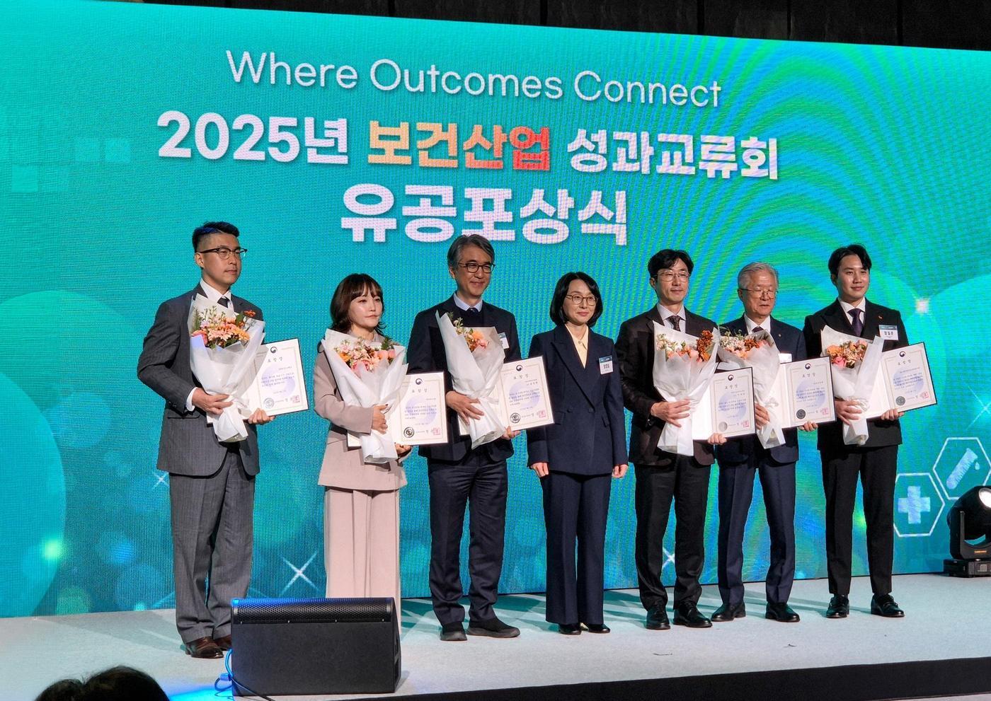 2025 보건산업 성과교류회에서 보건복지부 장관표창을 수상한 인벤티지랩의 김주희 대표&#40;좌측에서 두번째&#41; 등 참석자들이 기념촬영을 하고 있다. &#40;인벤티지랩 제공&#41;