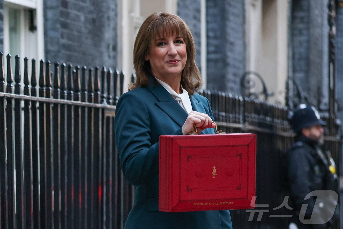 영국 재무장관의 전통적 상징인 빨간색 예산안 가방을 들어보이는 레이철 리브스 재무장관. 2025.11.26. ⓒ 로이터=뉴스1 ⓒ News1 이지예 객원기자