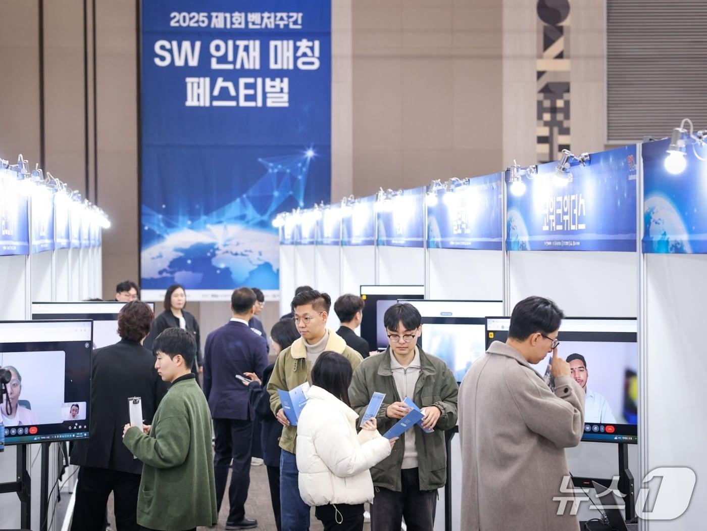 본문 이미지 - '2025 벤처기업 SW 인재매칭 페스티벌'에서 역량 검증을 통과한 인도 개발자 240명을 대상으로 원격 면접이 열렸다.(벤처기업협회 제공)