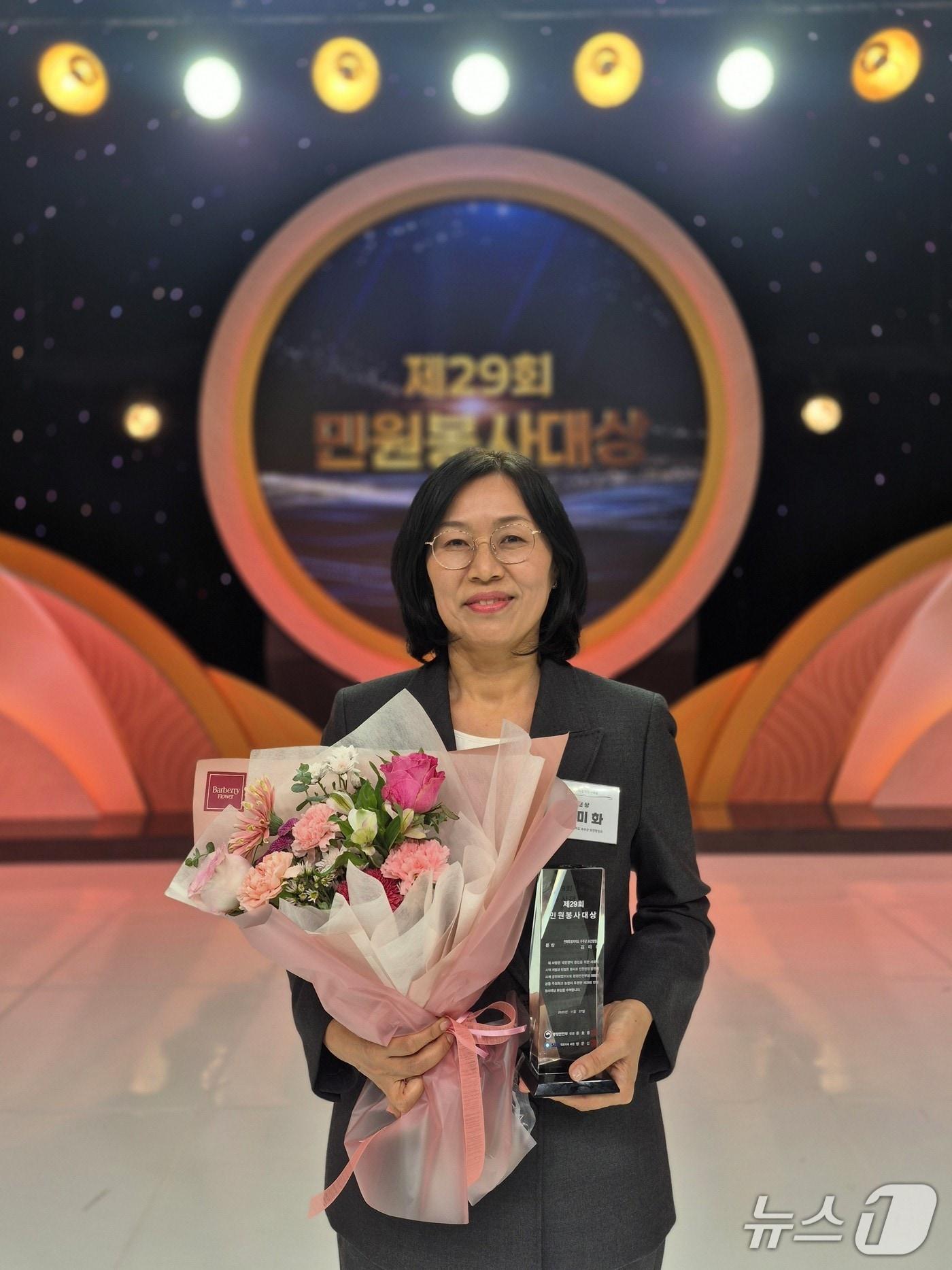 본문 이미지 - 27일 &#39;제29회 민원봉사대상&#39;에서 본상을 받은 김미화 무주군 팀장.&#40;무주군 제공. 재판매 및 DB 금지&#41;