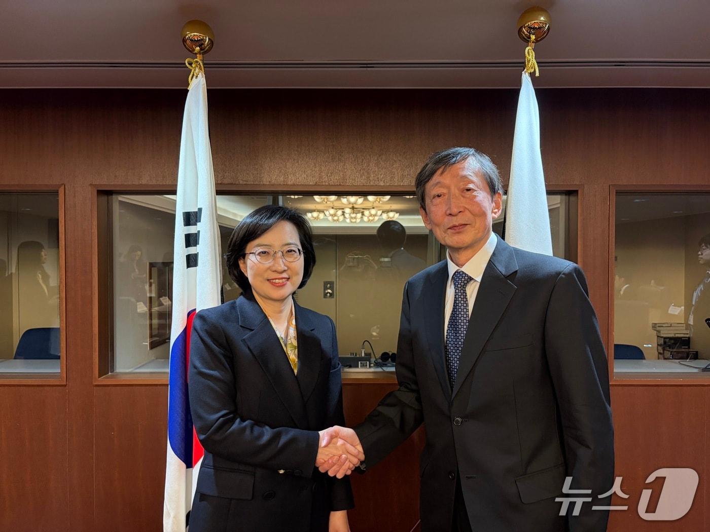 본문 이미지 - 한민영&#40;왼쪽&#41; 외교부 기후환경과학외교 국장, 가와무라 히로시 일본 외무성 과학기술협력대사.&#40;외교부 제공&#41;