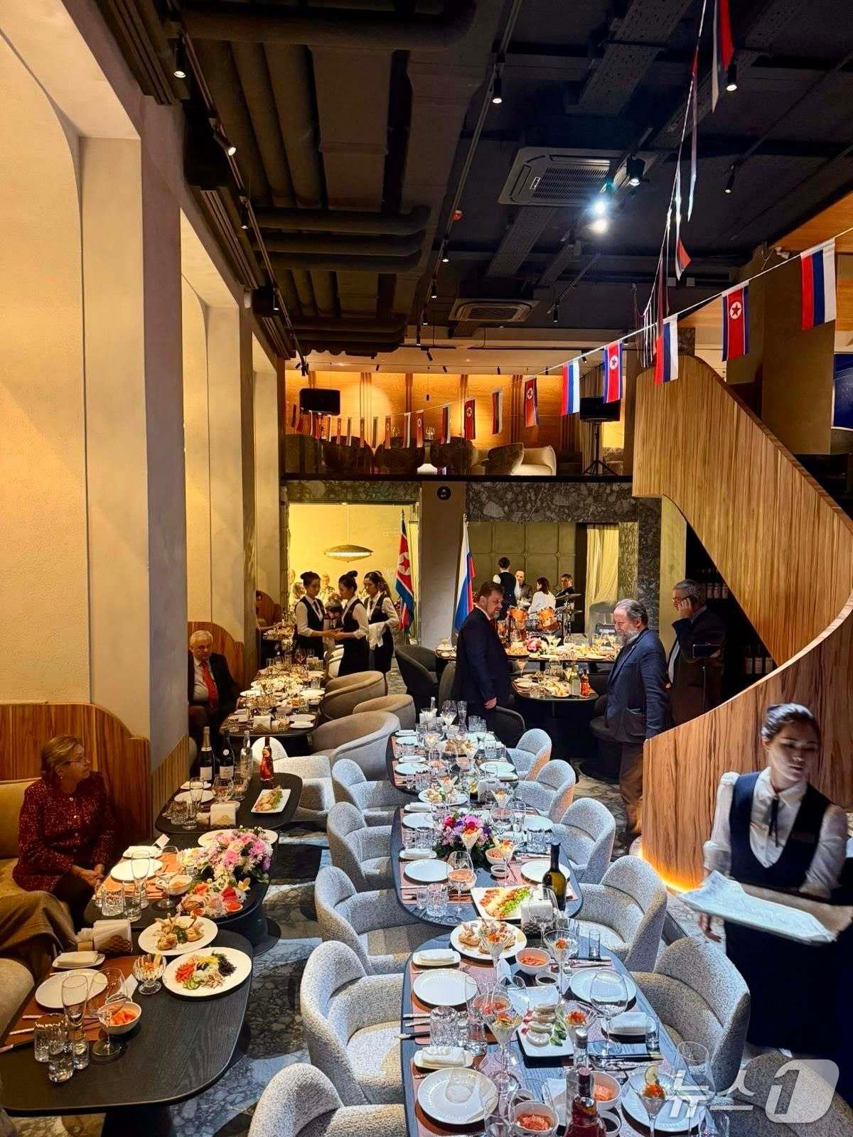 본문 이미지 - 주북러시아대사관은 27일 페이스북에 &#34;11월 26일 모스크바 중심부에서 오랫동안 기다려온 한식당 &#39;승리&#39;의 개장이 성대하게 거행됐다&#34;고 밝혔다.&#40;주북러시아대사관 페이스북 갈무리&#41;.