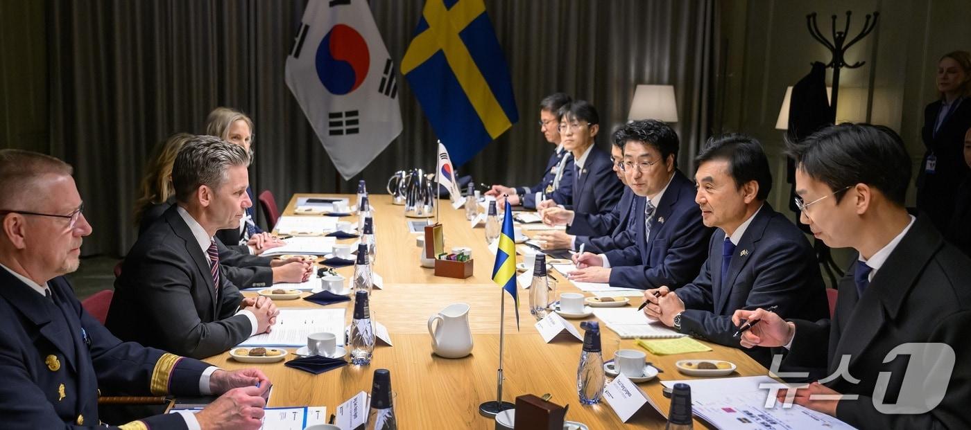 27일 안규백 국방부 장관이 폴 욘손 스웨덴 국방장관과 한국-스웨덴 국방장관회담을 진행하고 있다. &#40;국방부 제공&#41;
