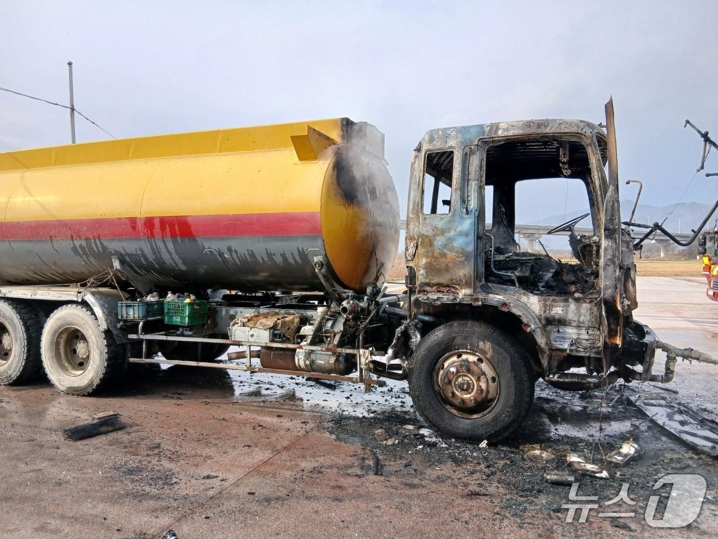 본문 이미지 - 27일 오전 10시 5분쯤 충북 옥천군 청산면 하상도로 주차장에 있던 탱크로리에서 불이 나 2시간 30여 분만에 모두 꺼졌다.&#40;옥천소방서 제공. 재판매 및 DB금지&#41;/뉴스1