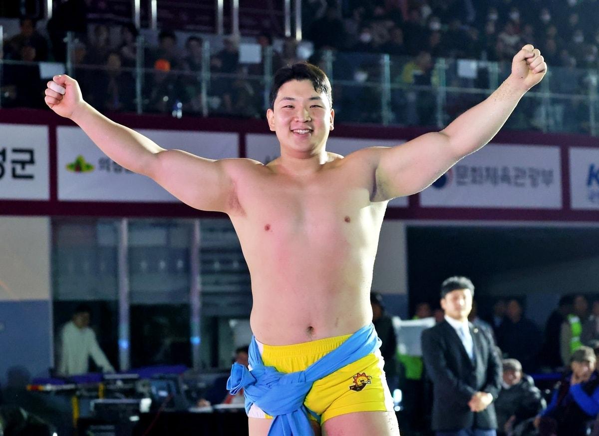 본문 이미지 - 통산 9번째 한라장사에 오른 김무호. &#40;대한씨름협회 제공&#41;