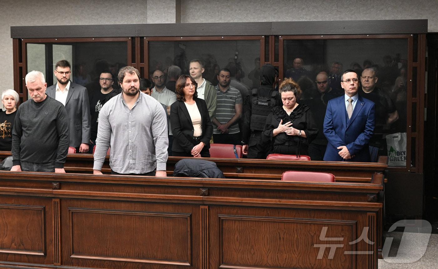 202년 10월 크름대교 폭탄 테러에 연루된 혐의를 받는 피고인들이 27일&#40;현지시간&#41; 러시아 로스토프나도누에서 열린 법원 심리에서 유리 펜스 뒤에 서 있다. 2025.11.27. ⓒ 로이터=뉴스1 ⓒ News1 이정환 기자