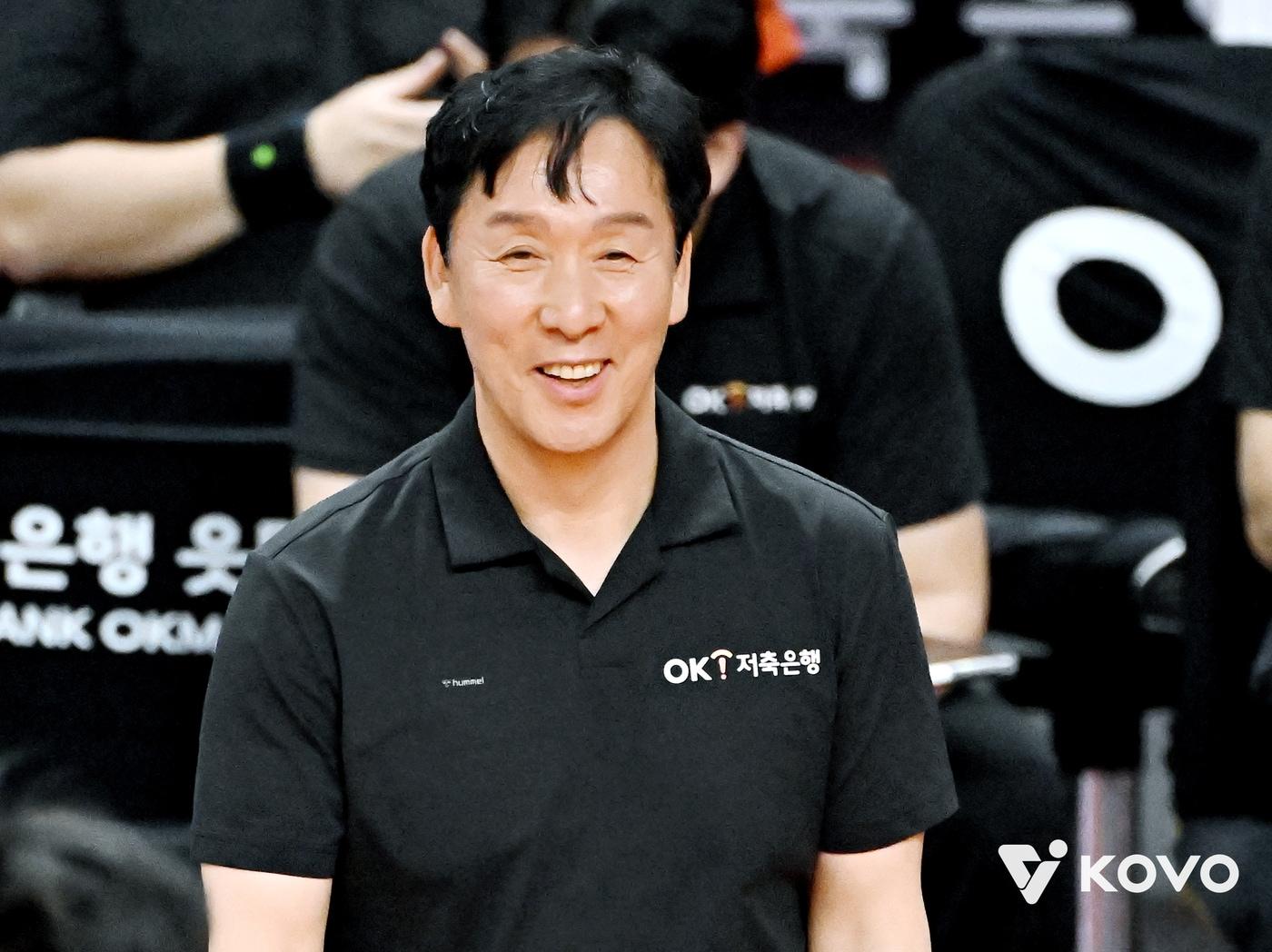 본문 이미지 - 300승 고지를 밟은 신영철 OK저축은행 감독. (KOVO 제공)