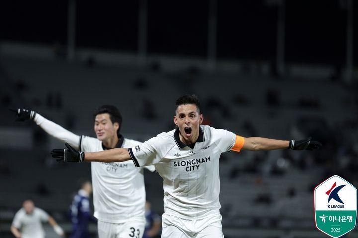 본문 이미지 - 성남의 후이즈가 27일 열린 K리그2 준PO 서울이랜드전에서 후반 38분 결승골을 터뜨린 뒤 기뻐하고 있다. &#40;한국프로축구연맹 제공&#41;