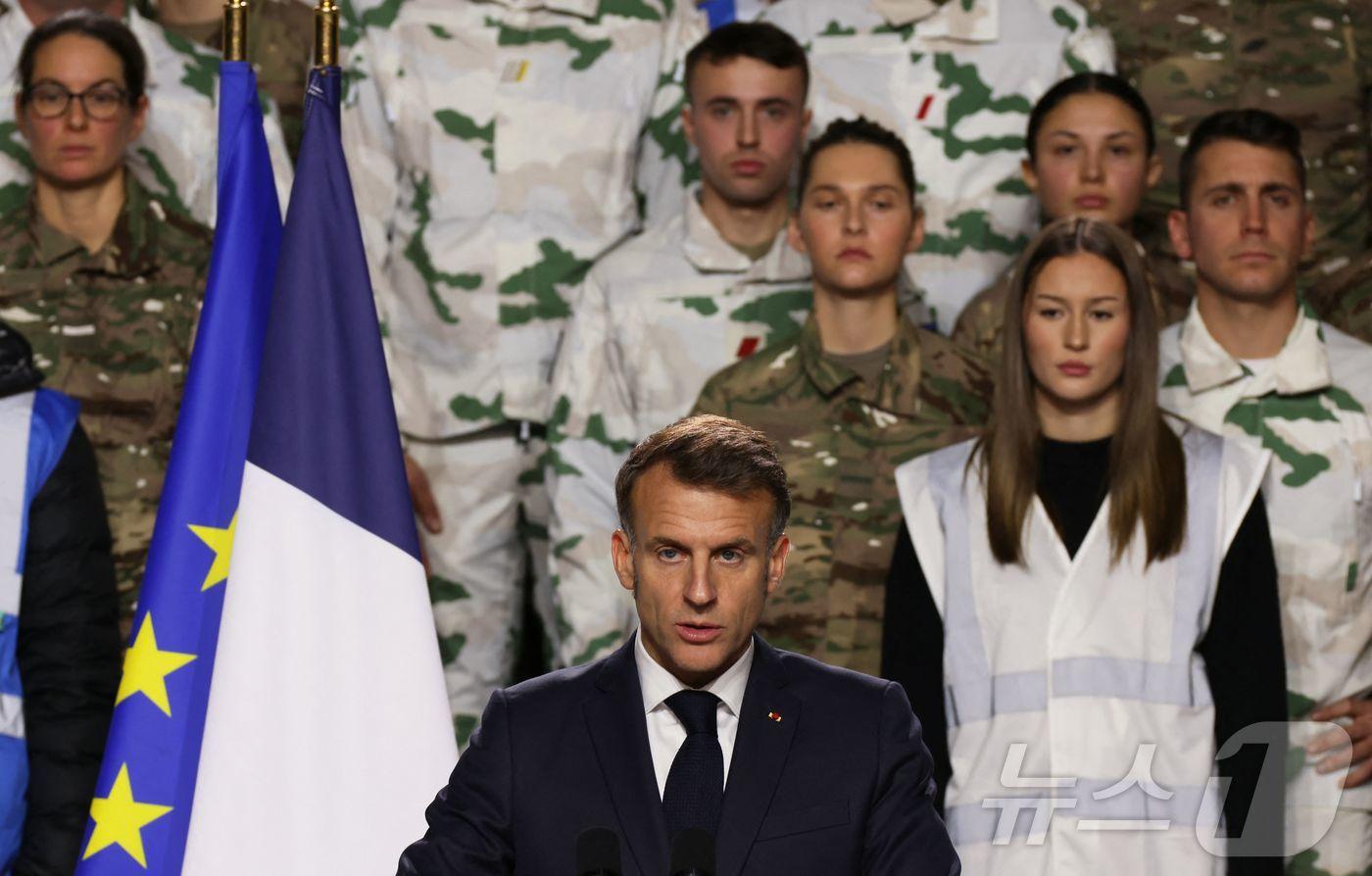  에마뉘엘 마크롱 프랑스 대통령이 27일&#40;현지시간&#41; 프랑스 알프스 바르세에 있는 군사기지에서 프랑스군을 대상으로 연설하며 새로운 국가 군 복무 제도를 공개하고 있다. 2025.11.27. ⓒ AFP=뉴스1 ⓒ News1 이정환 기자