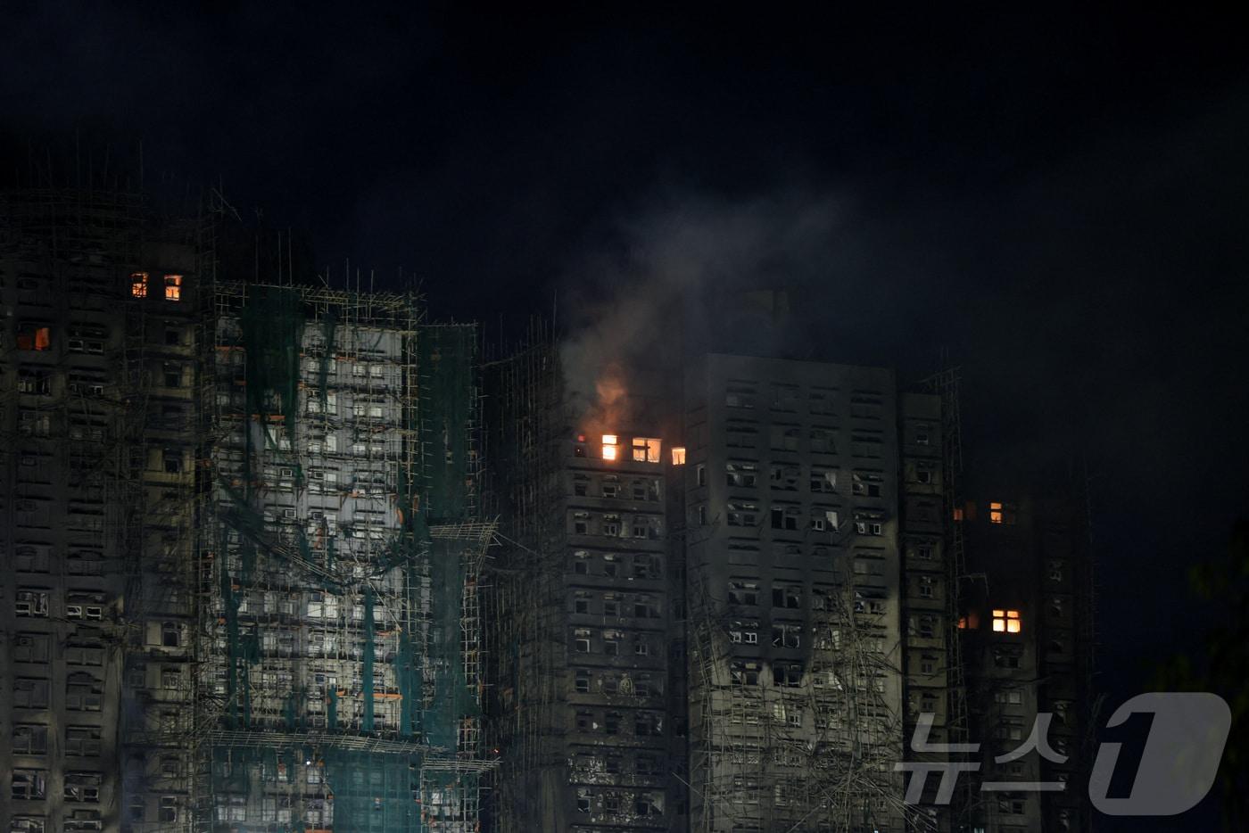 홍콩 타이포의 아파트 단지 &#39;왕 푹 코트&#39;에서 27일&#40;현지시간&#41; 불길과 함께 연기가 피어오르고 있다. ⓒ 로이터=뉴스1 ⓒ News1 이창규 기자