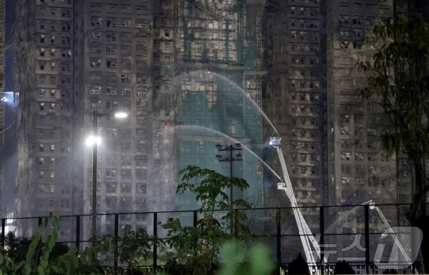 27일 홍콩 북부 타이포 구역의 아파트 단지 웡 푹 코트(Wang Fuk Court) 화재 현장에서 소방대원들이 잔불 처리를 하고 있다. 2025.11.27/뉴스1 ⓒ News1 권현진 기자