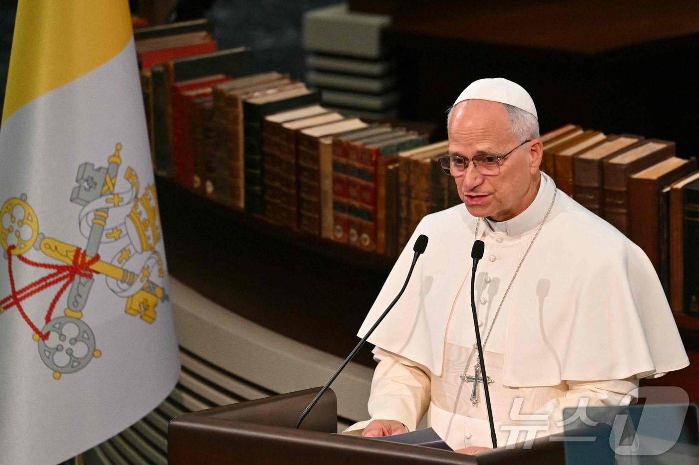 레오 14세 교황이 27일&#40;현지시간&#41; 튀르키예 앙카라 대통령궁 국립도서관에서 열린 당국자·시민사회·외교단 회의에서 연설하고 있다. 2025.11.27. ⓒ AFP=뉴스1 ⓒ News1 윤다정 기자