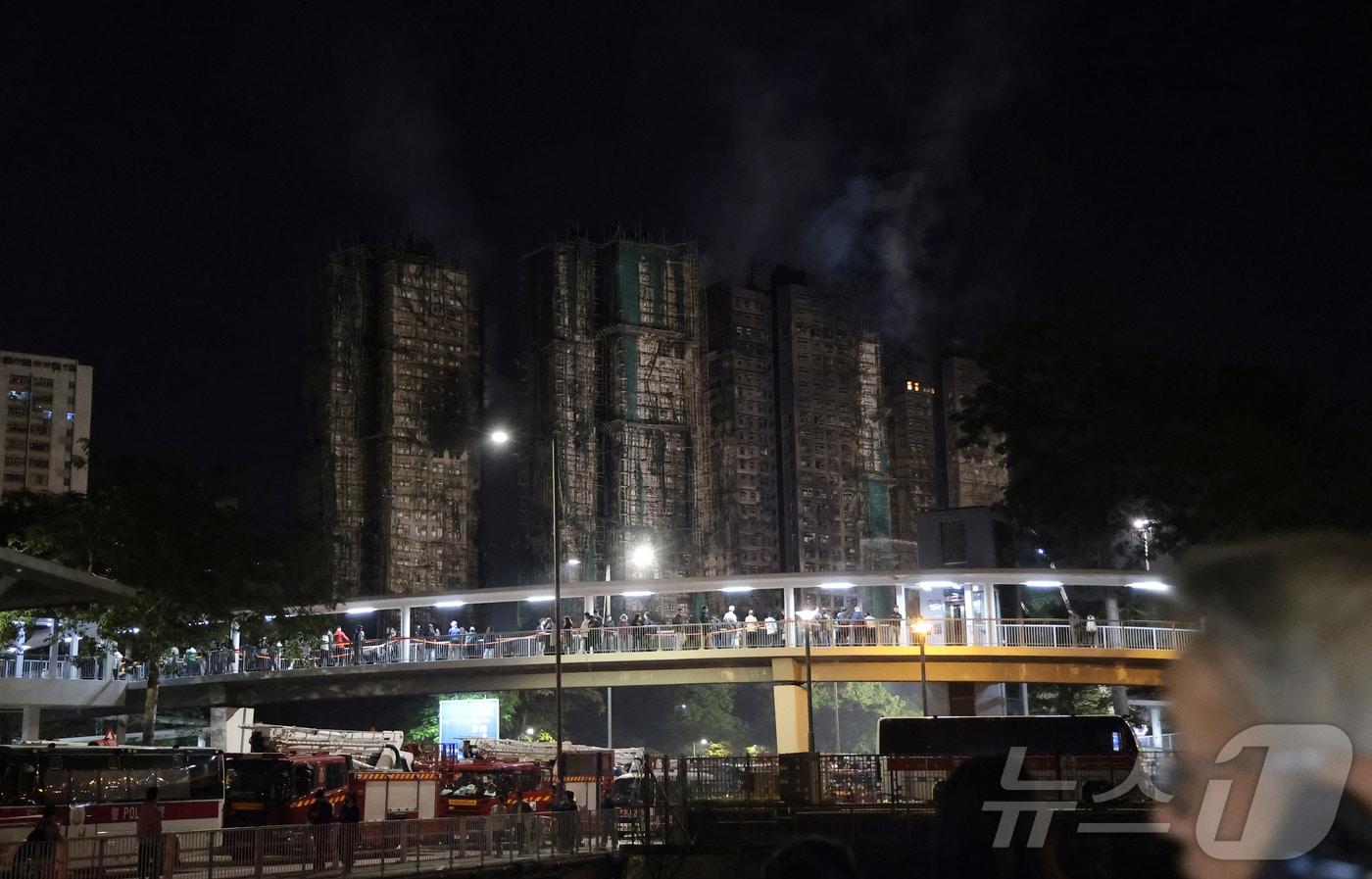 27일 홍콩 북부 타이포 구역의 아파트 단지 웡 푹 코트&#40;Wang Fuk Court&#41; 화재 현장에서 소방대원들이 잔불 진화 작업을 이어가고 있다. 2025.11.27/뉴스1 ⓒ News1 권현진 기자