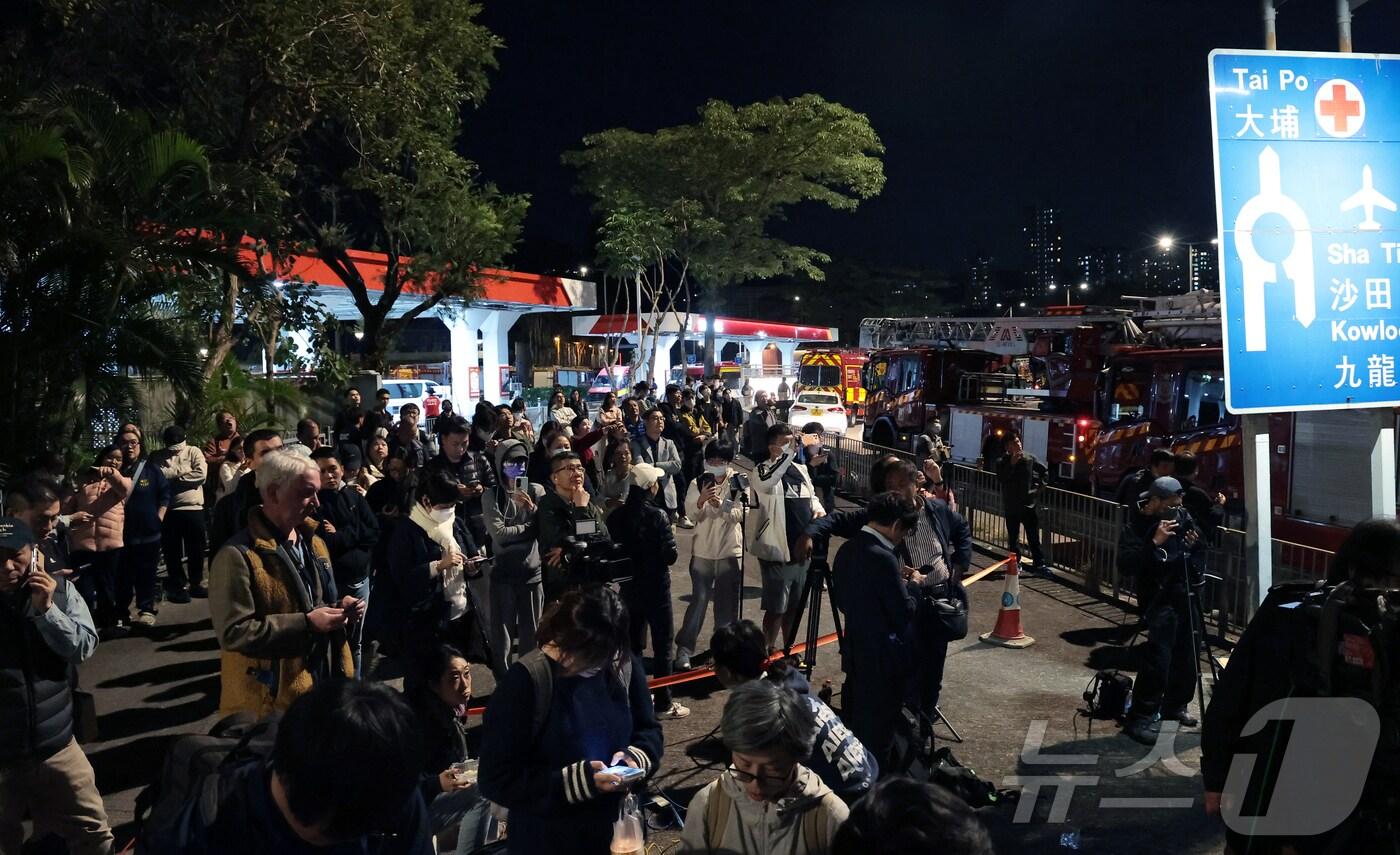 27일 홍콩 왕푹 코트에서 발생한 대형 아파트 화재 현장을 찾은 시민들이 안타까운 모습으로 화재 현장을 바라보고 있다. 2025.11.27/뉴스1 ⓒ News1 권현진 기자
