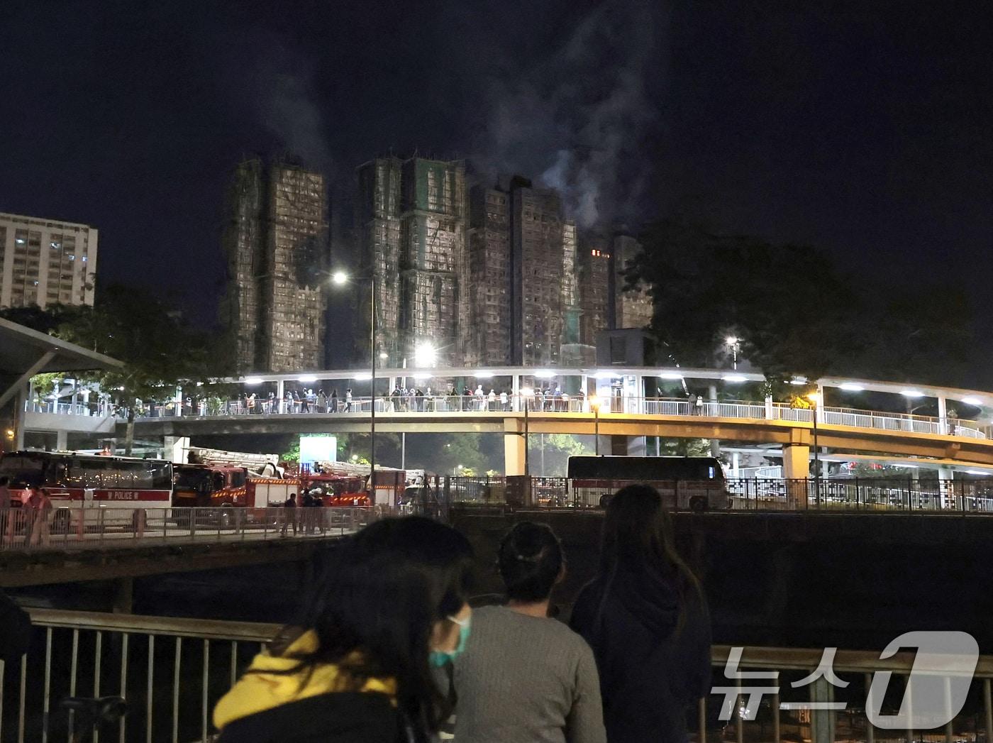 본문 이미지 - 27일 홍콩 북부 타이포 구역의 아파트 단지 웡 푹 코트(Wang Fuk Court) 화재 현장에서 연기가 피어오르고 있다. 2025.11.27/뉴스1 ⓒ News1 권현진 기자