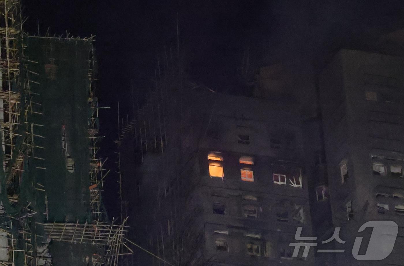 27일(현지시간) 대형 화재가 발생한 홍콩 북부 타이포 구역의 웡 푹 코트 아파트 단지에 불길이 여전히 남아 있다. 지난 26일 발생한 화재로 최소 75명이 사망했다. 2025.11.28/뉴스1 ⓒ News1 권현진 기자