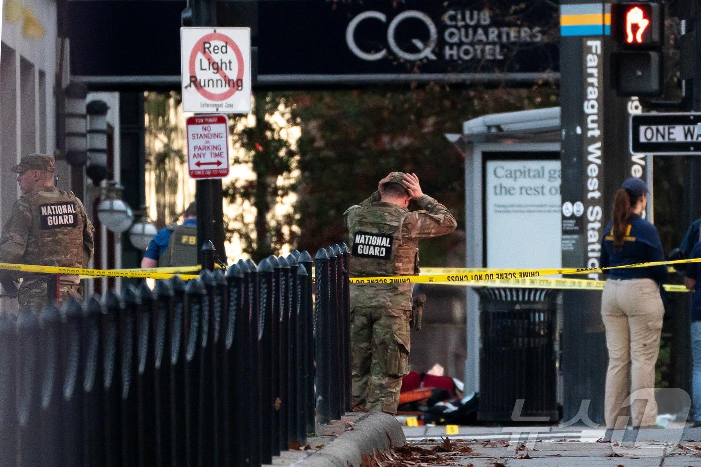 지난 26일&#40;현지시간&#41; 워싱턴DC 도심에서 발생한 총격사건 현장. 백악관에서 불과 몇 블록 떨어진 거리에서 발생한 이번 사건으로 총격을 입은 2명의 웨스트버지니아 주 방위군 소속 병사는 수술을 받았으며 현재 위중한 상태다. 용의자는 아프가니스탄 국적의 라흐마눌라 라칸왈&#40;29&#41;로 알려졌다. 2025.11.27. ⓒ 로이터=뉴스1 ⓒ News1 류정민 특파원